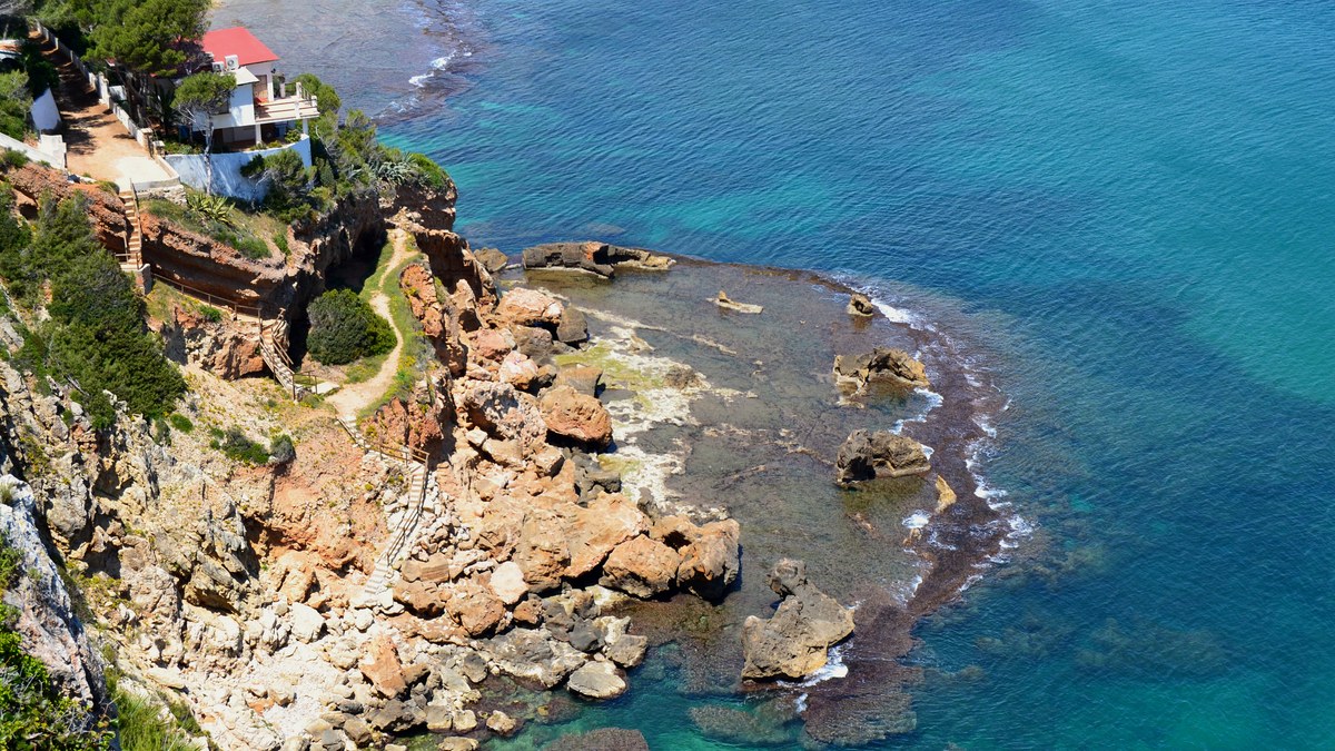 Crique des Rotes et mer, D&eacute;nia